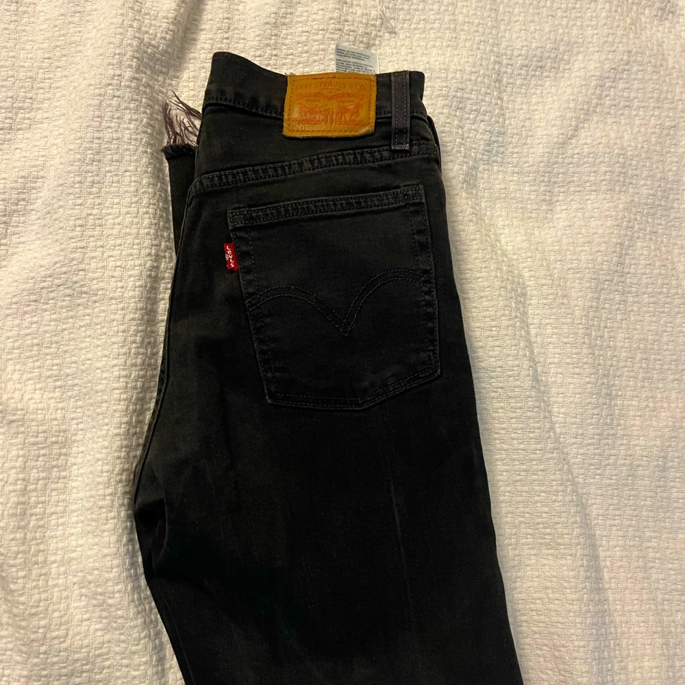 LEVIs Wedgie Jeans. Slight stretch. Size 27